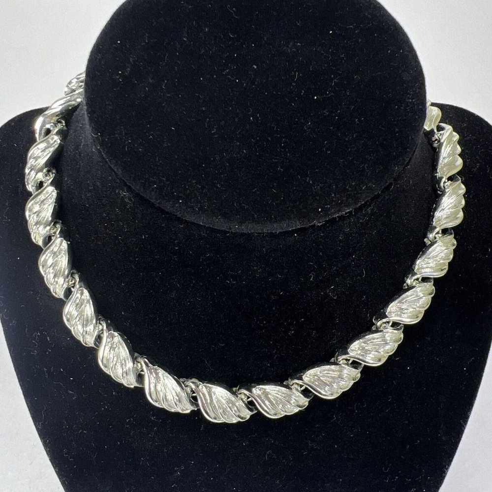 Vintage Signed Coro Silver Tone Neklace 17" Choker Style Leaf Pattern